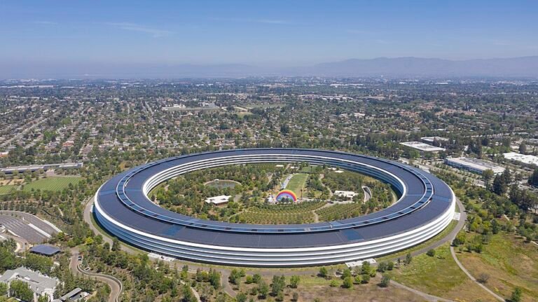 Apel Raksasa 50 Tahun Apple: Dari Garasi ke Raksasa, Kini Diuji di Era AI - MulaMula